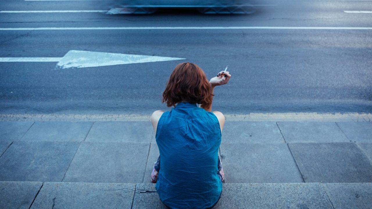 Parmi les femmes dépressives, les fumeuses présenteraient quatre fois plus souvent des idées suicidaires et deux fois plus d'antécédents de tentatives de suicide que les non-fumeuses.