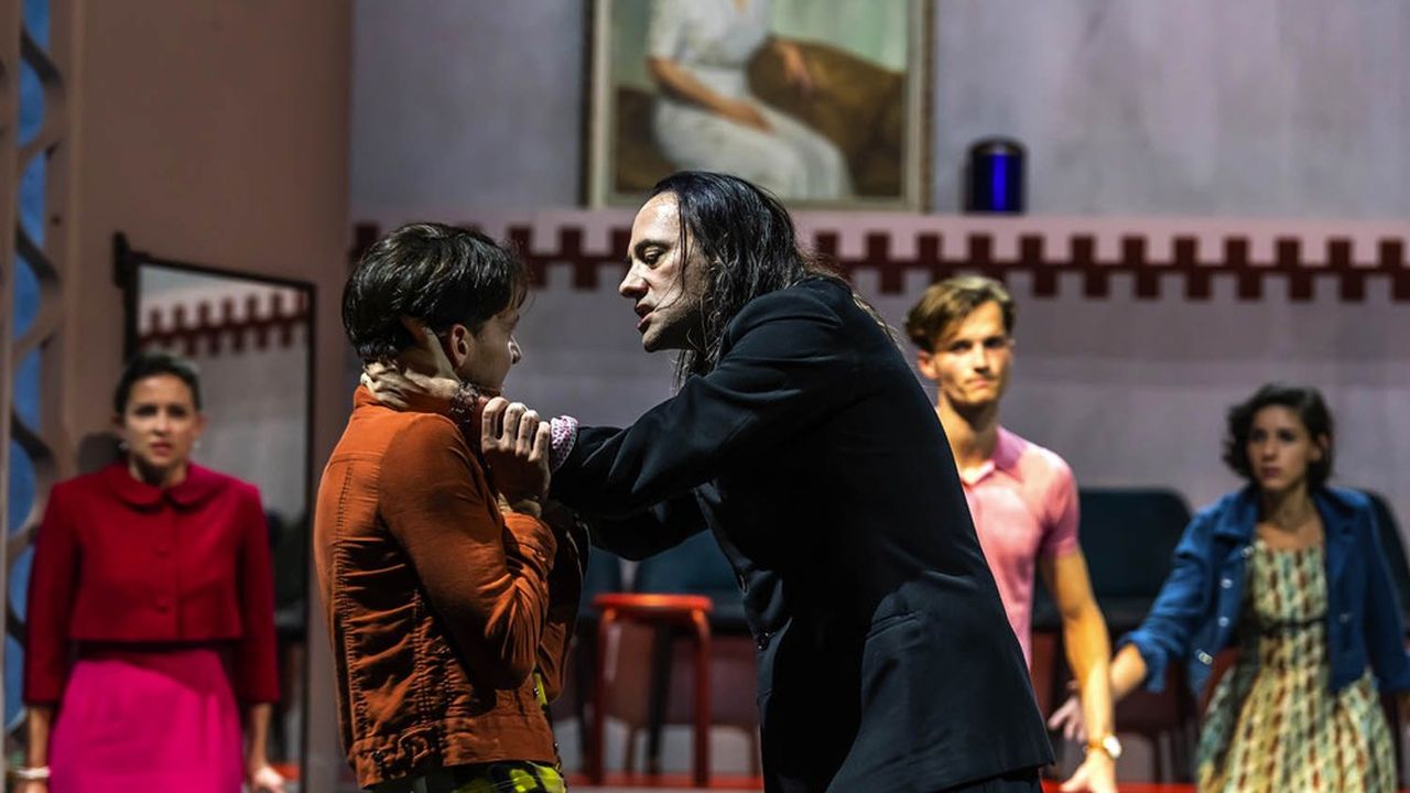 Tartuffe (Xavier Gallais) empoigne Damis (Loïc Mobihan) le bouillant fils d'Orgon.