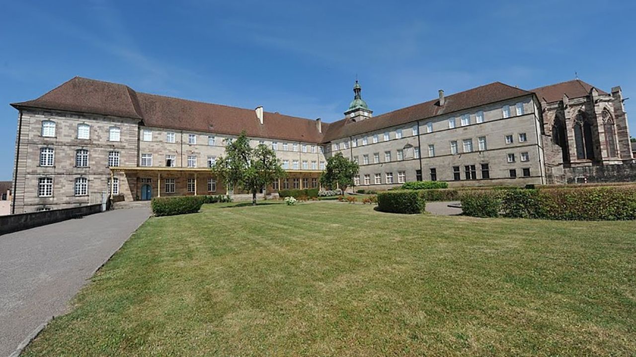 L'abbaye Saint-Colomban, à Luxeuil-les-Bains en Haute-Saône, fait l'objet d'un appel à manifestation d'intérêt.