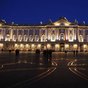 Erigé dès 1737 dans le bâtiment même de l'Hôtel de ville, le Théâtre du Capitole est une institution dans la ville du bel canto reconnue à l'international.