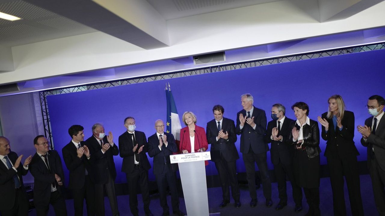 Valérie Pécresse, applaudie par les candidats à la primaire et les cadres des Républicains après l'annonce de sa victoire, samedi.