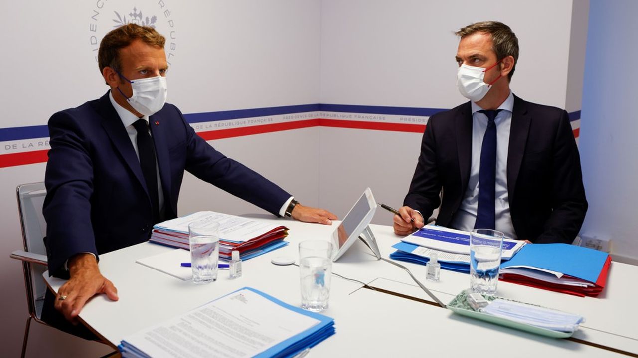 Emmanuel Macron et Olivier Veran, en août dernier.