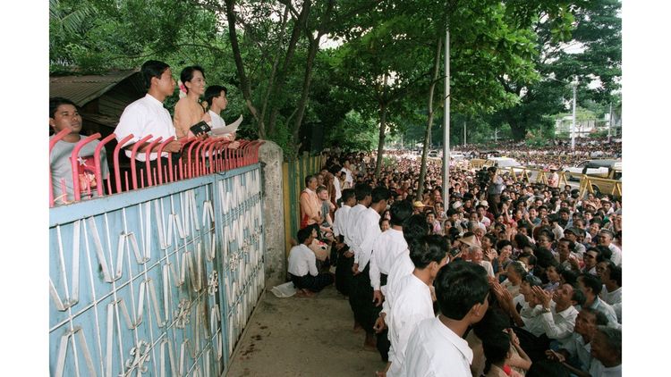 1989 : Aung San Suu Kyi placée en résidence surveillée