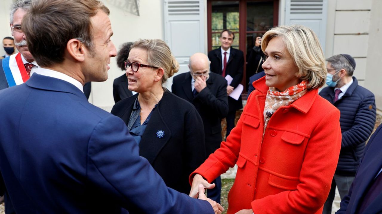 Emmanuel Macron et Valérie Pécresse en octobre dernier. Les macronistes minimisent sa victoire au congrès, appuient sur les divisions LR et fustigent un projet du passé.