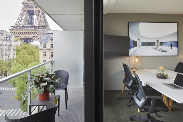 Le groupe Accor a lancé le nouveau concept « Wojo Corner-L'Apport » dans l'hôtel Pullman-Eiffel (Paris 15e) : 186 m² de bureaux partagés surplombant Paris.