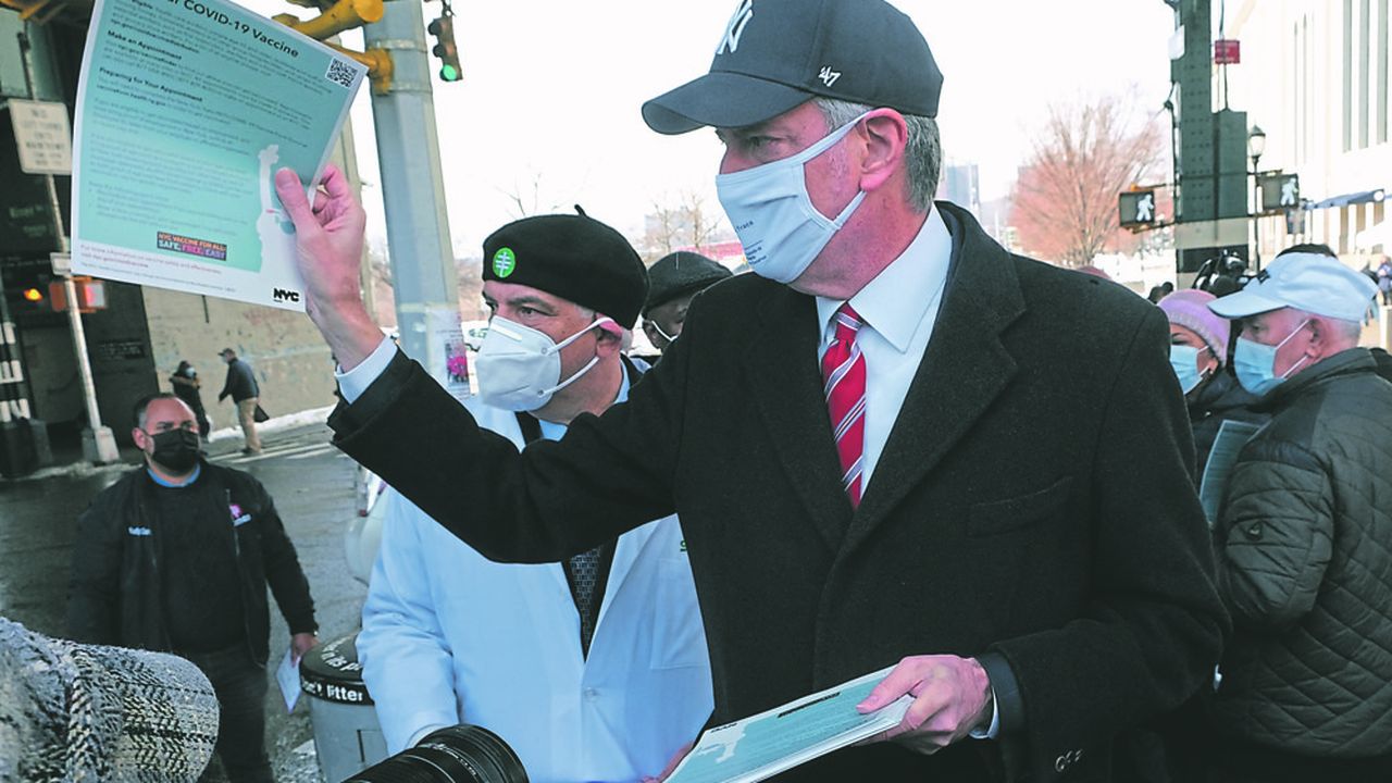 La semaine dernière, la ville de New York avait déjà fortement recommandé le port du masque à l'intérieur pour tous.