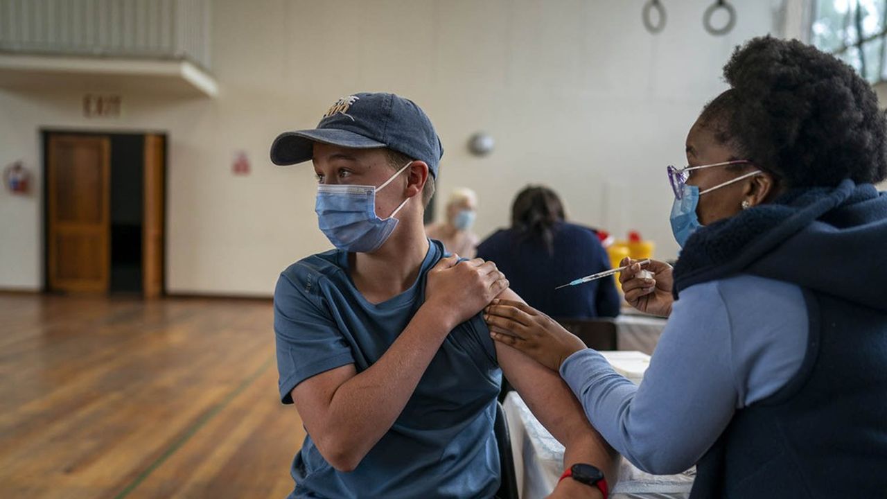 Un centre de vaccination à Johannesburg, en Afrique du Sud. Le président Ramaphosa a appelé la population à se faire vacciner face à la hausse des cas de Covid.