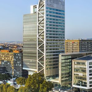 La tour Silex 2 est une tour de bureaux dans le quartier d'affaires de la Part-Dieu à Lyon culminant à 129 mètres, construite contre la tour EDF. Conçue par le cabinet MA Architectes, Arte Charpentier et Juan Trindade, sa maîtrise d'ouvrage a été assurée par Covivio.