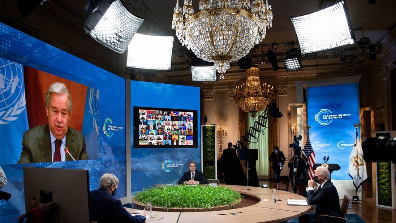 Les sommets virtuels sont devenus la norme avec la pandémie. Ici le président américain Joe Biden, avec le secrétaire d'Etat, Anthony Blinken, l'envoyé spécial pour le climat John Kerry et Antonio Guterrres, secrétaire général des Nations unies en avril 2021 pour le Sommet sur le climat.