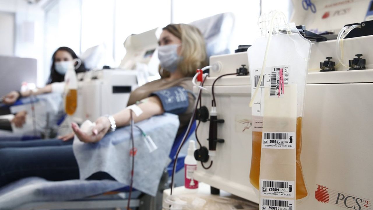 Ce traitement expérimental consiste à transfuser du plasma de patients guéris du Covid-19 à un malade.