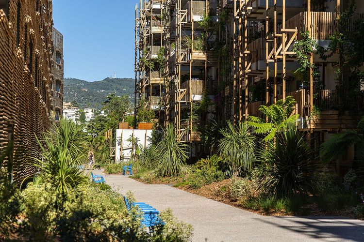 Un ensemble d'immeubles et de commerces à la végétation luxuriante contribue à la requalification du quartier du Ray, au nord de Nice. Le projet est conduit par Maison Edouard François et Vinci Immobilier.