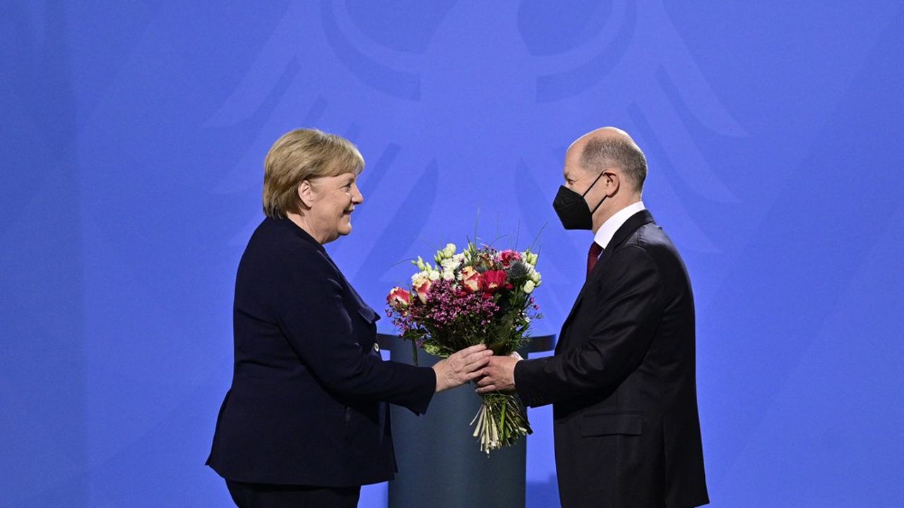 Angela Merkel et Olaf Scholz le 8 décembre au Bundestag.