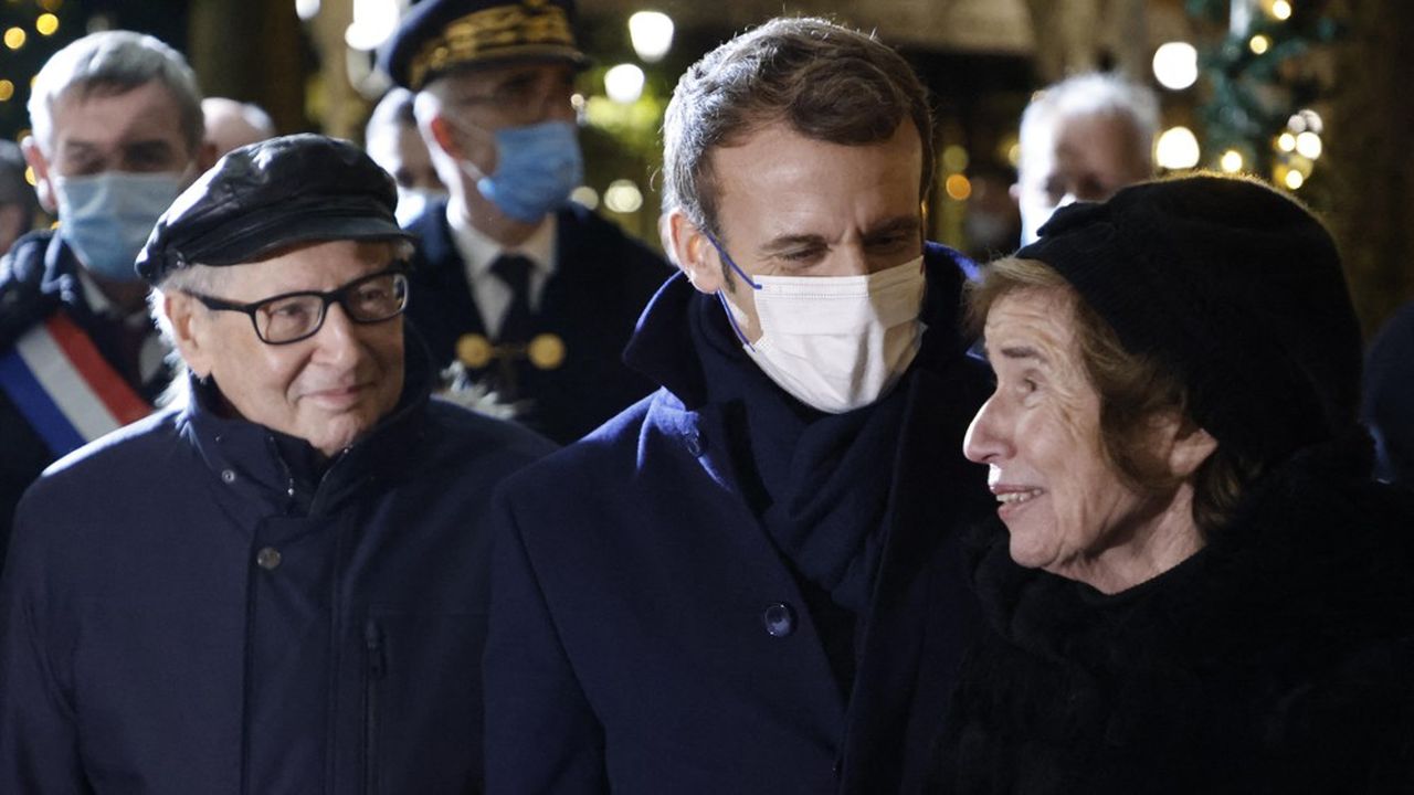 Accompagné de Serge et Beate Klarsfeld, Emmanuel Macron a effectué un double geste mémoriel ce mercredi à Vichy.