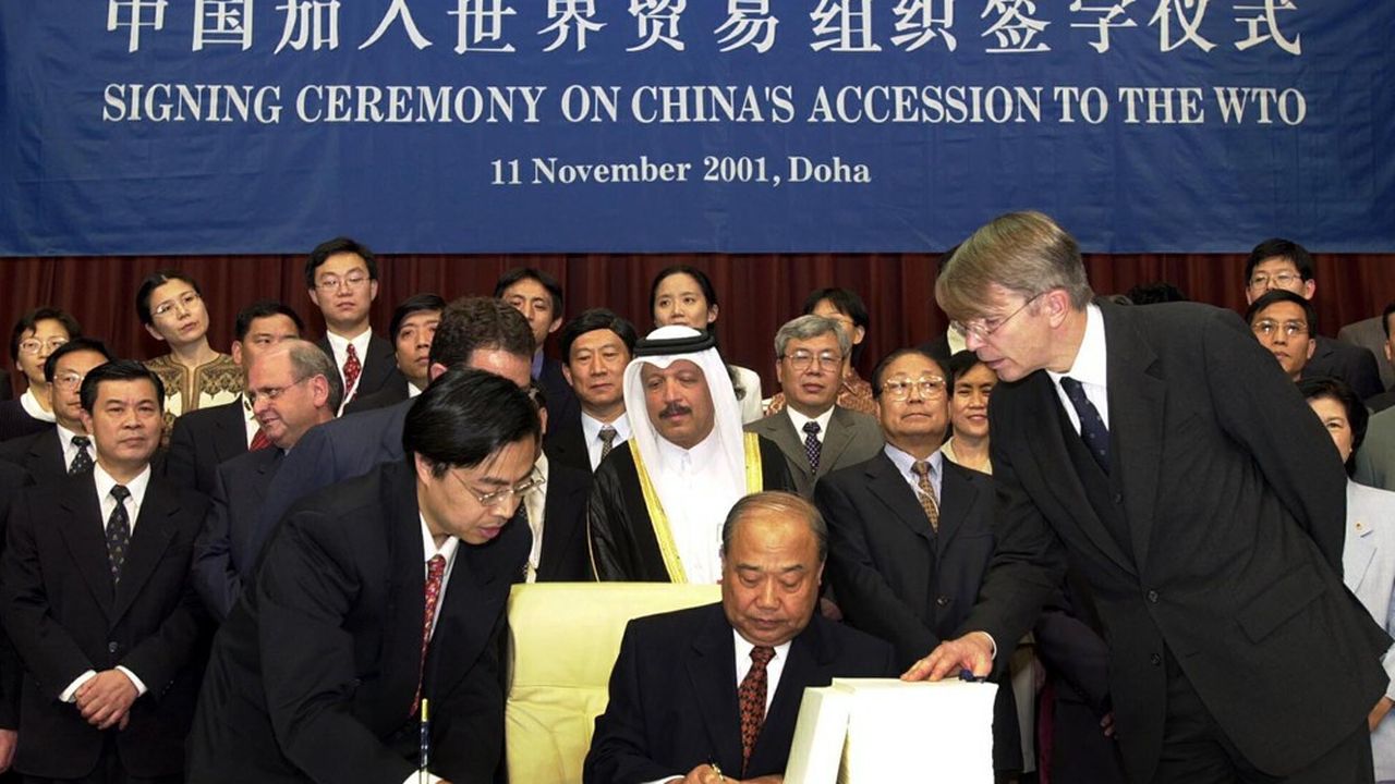 Le ministre du Commerce international chinois, Shi Guangsheng, signe le document d'adhésion de la Chine à l'OMC au troisième jour de la conférence de Doha, le 11 novembre 2001.