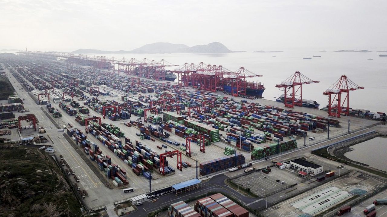Le port de Shanghai est l'un des nombreux points de sortie des marchandises produites en Chine. Le pays s'est hissé en 20 ans au rang de premier pays exportateur mondial.