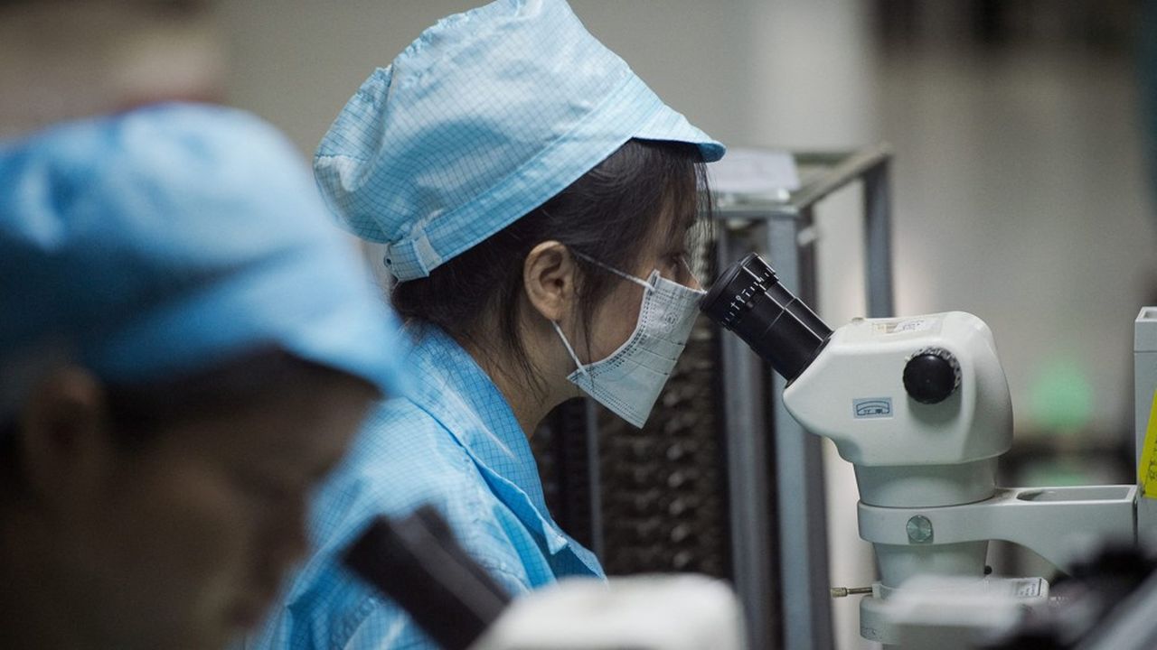 Des ouvriers dans une usine de composants pour téléphones portables à Dongguan.