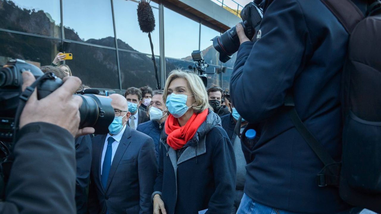 Valérie Pécresse lors de son premier déplacement de terrain avec le costume de candidate des Républicains, lundi dans les Alpes-Maritimes.