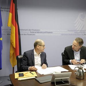 Olaf Scholz, alors ministre des Finances, et son secrétaire d'Etat Jörg Kukies participent à un Eurogroupe virtuel depuis Berlin, en mars 2020, au début de la pandémie.