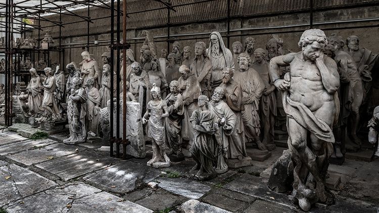 Dans «le cimetière des irrécupérables». Les statues nettoyées et restaurées attendent d'être «adoptées»par des sponsors privés.