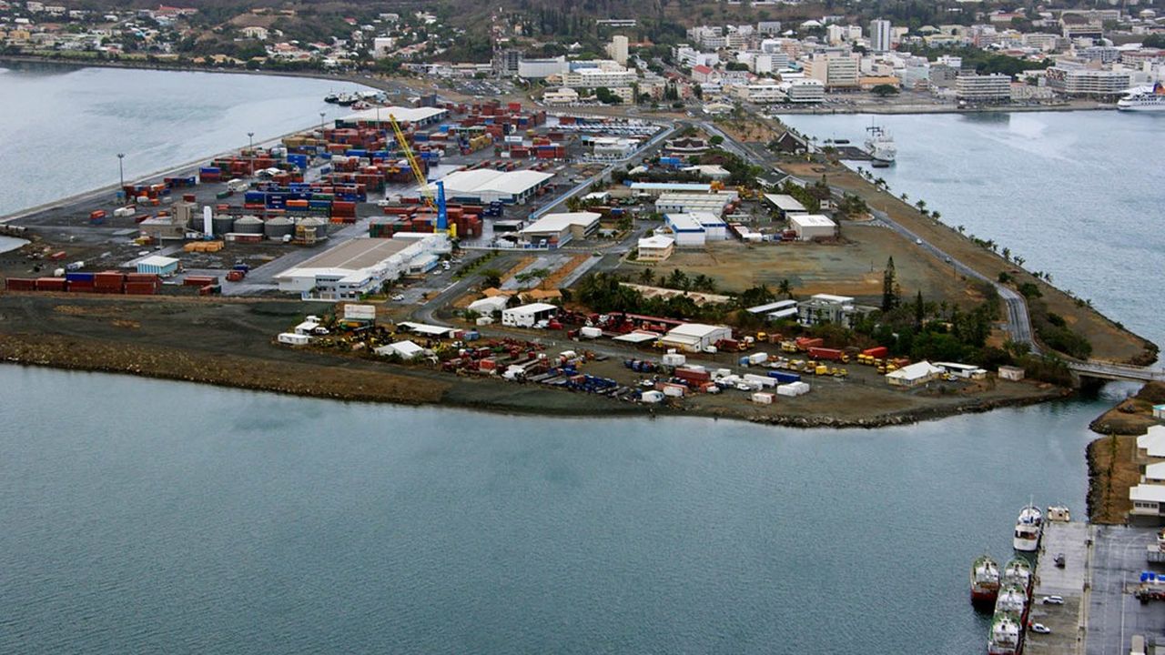 Le port de Nouméa, capitale de la Nouvelle-Calédonie, est situé sur l'île principale de Grande-Terre.