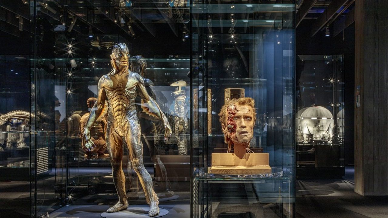 Salle dédiée aux « mondes et personnages imaginaires ». Ici, le costume de l'acteur Doug Jones dans le film « La Forme de l'eau » et le visage métamorphosé d'Arnold Schwarzenegger dans « Terminator ».