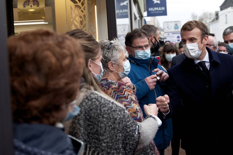 A Vierzon, Emmanuel Macron s'est offert mardi une longue déambulation. Il s'est arrêté pour déjeuner sans façons dans un relais routier, à la grande surprise des clients.