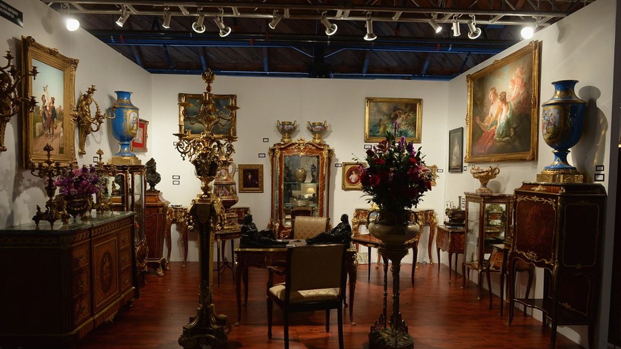 Placement plaisir ou de diversification, des hedge funds investissent dans les antiquités et les meubles de collection (ici, le salon des antiquités de Los Angeles).