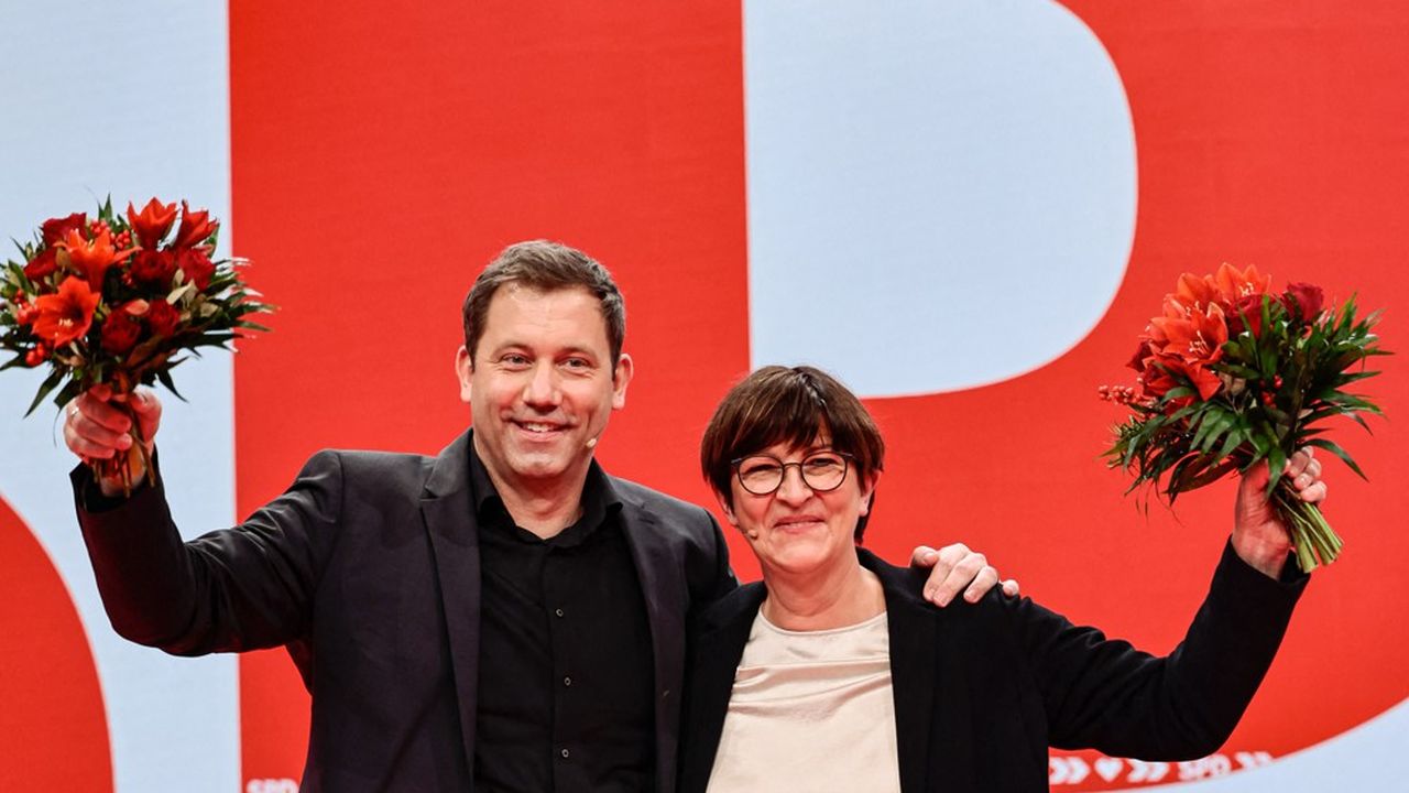 Lars Klingbeil et Saskia Esken ont été élus à la tête du SPD samedi avec respectivement 86,3 % et 76,7 % des voix. (Photo by HANNIBAL HANSCHKE/POOL/AFP)