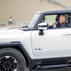 Joe Biden s'était affiché il y a trois semaines au volant d'un Hummer électrique, le dernier mastodonte de General Motors.
