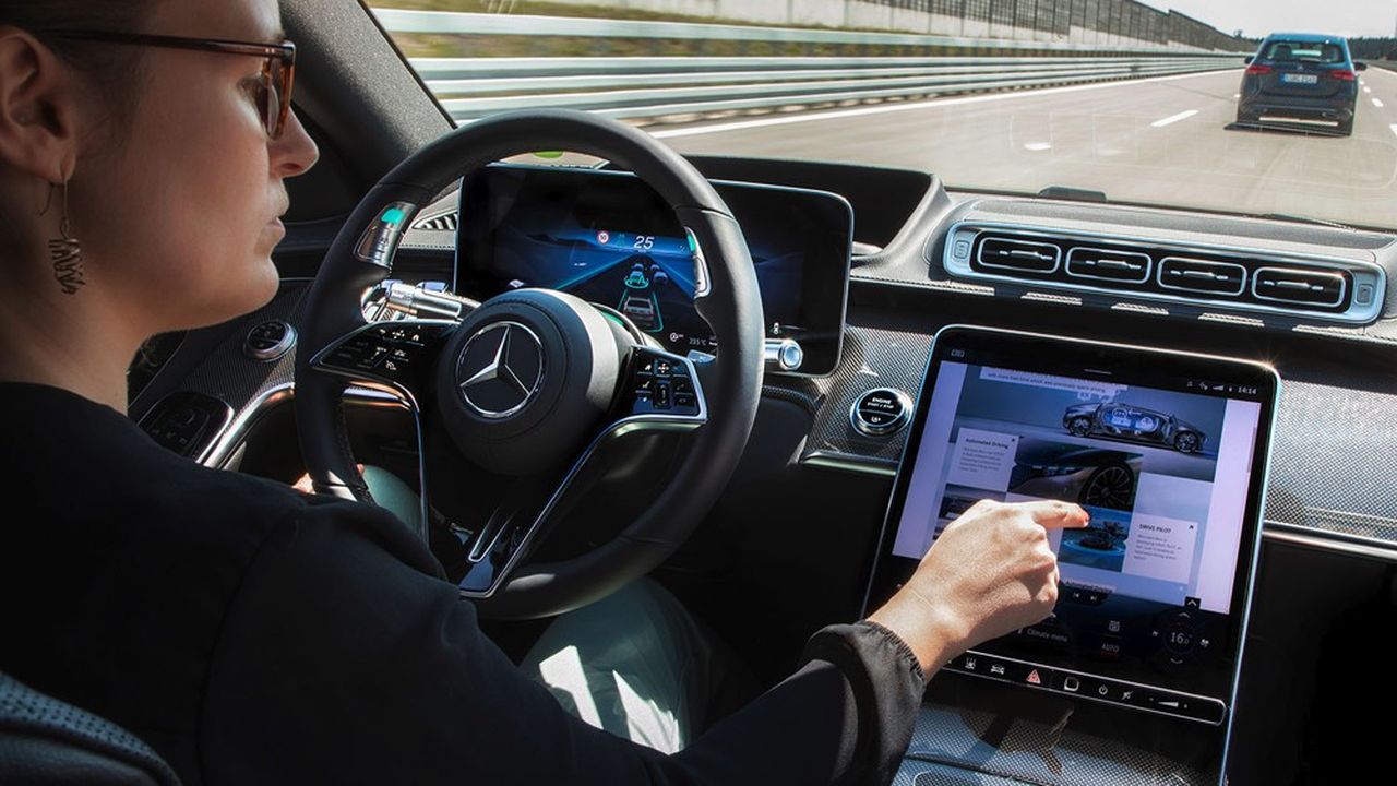 La fonction Drive Pilot qui sera proposée sur la Mercedes Class S au premier semestre 2022 permettra au conducteur de lire ses e-mails au volant, dans certaines conditions.