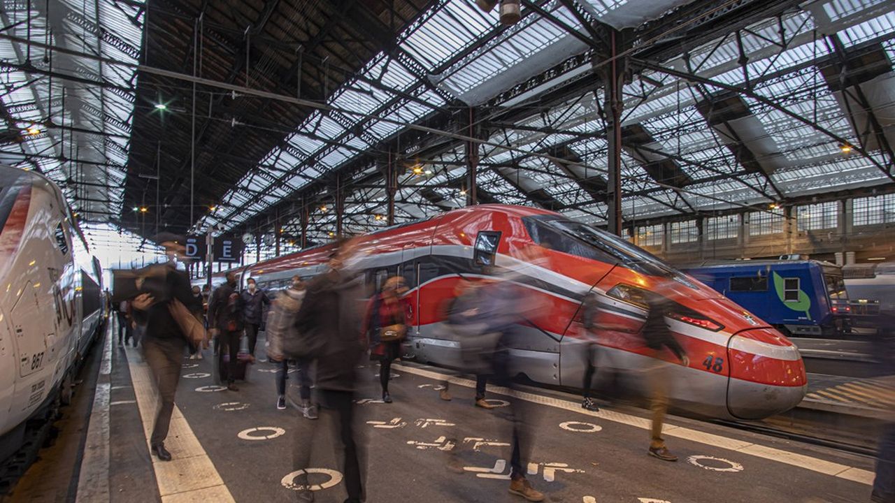 Une rame Frecciarossa de l'opérateur public italien Trenitalia, pendant ses essais gare de Lyon. Celui-ci va affronter la SNCF sur Paris-Lyon-Milan à compter du 18 décembre.
