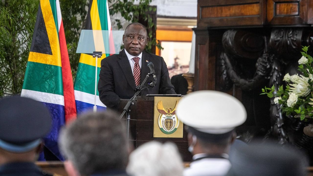 Le président Cyril Ramaphosa lors de l'hommage à l'ancien président Frederik Willem de Klerk à Cape Town, le 12 décembre, 2021, avant de faire un léger malaise dû au Covid.