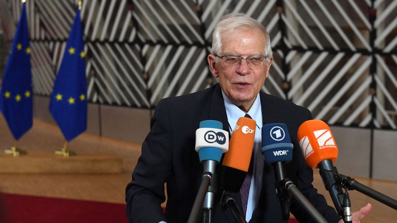 Josep Borrell, chef de la diplomatie européenne, répond à des journalistes lundi 13 décembre 2021.