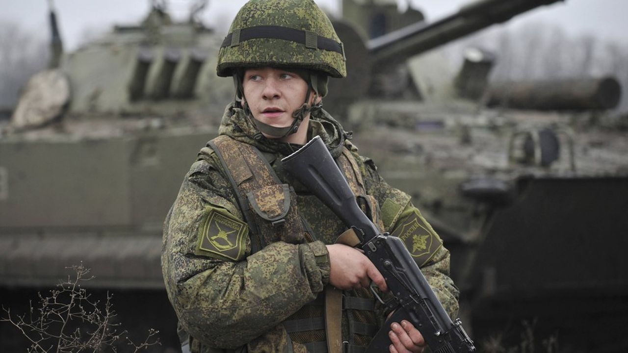 Un soldat russe s'entraîne dans la région de Rostov. Le risque est non négligeable d'une invasion par la Russie de l'Ukraine.