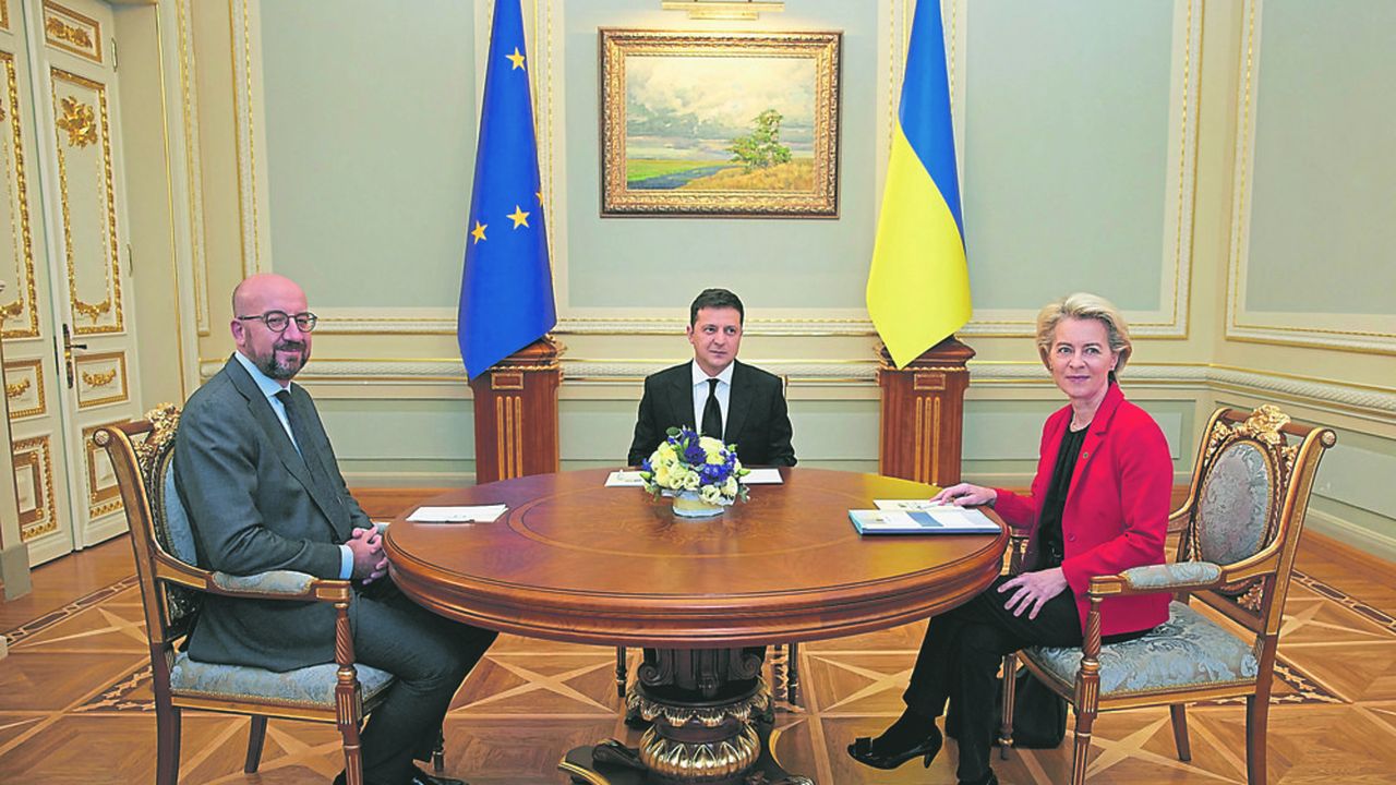Le Président ukrainien, Volodymyr Zelensky, rencontre Charles Michel, président du Conseil, et Ursula von der Leyen, présidente de la Commission, le 12 octobre 2021.
