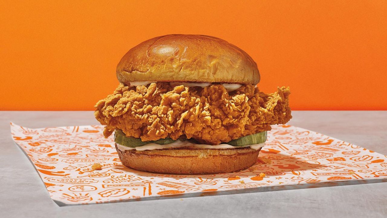 Lancé il y a deux ans, le « chicken sandwich » est devenu le best-seller de Popeyes.