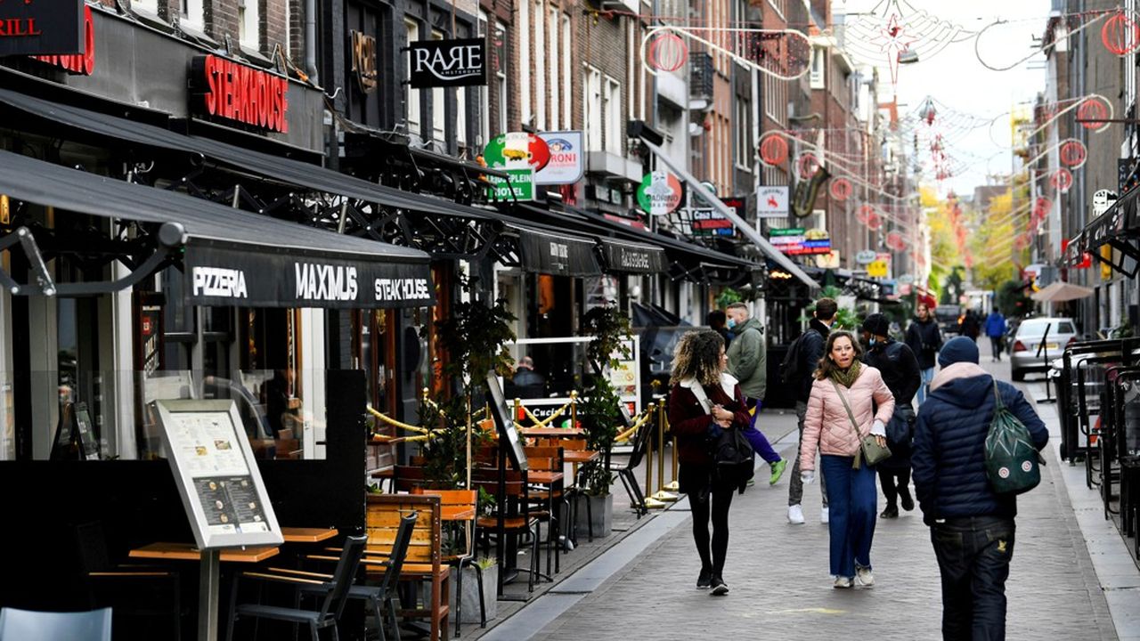Le centre d'Amsterdam regorge de restaurants, coffeeshops et autres boutiques de souvenirs destinées aux touristes.