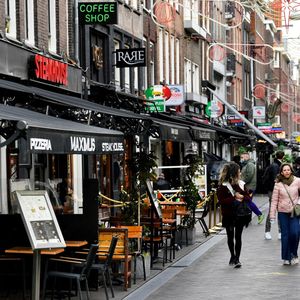 Le centre d'Amsterdam regorge de restaurants, coffeeshops et autres boutiques de souvenirs destinées aux touristes.