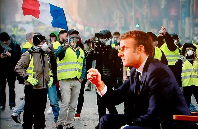 La crise des « gilets jaunes » a « dit des peurs profondes qu'il y a dans notre société », portée par « cette France qui se sent invisible », a estimé Emmanuel Macron.