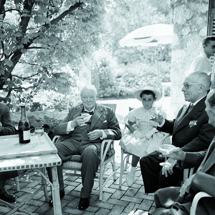 Grand amateur de champagne, l'ancien Premier ministre Winston Churchill trinque avec le maire de Cap d'Ail, à la villa de Lord Beaverbrook, ancien ministre de l'Armement, sur la Côte d'Azur le 31 juillet 1958. 