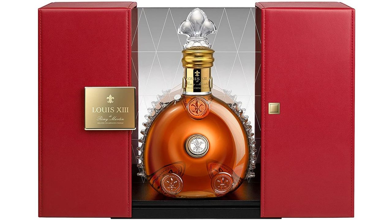 Le cognac Louis XIII de Rémy Martin est présenté dans une carafe rouge ultra-rare N° XIII, éditée à seulement 200 exemplaires.