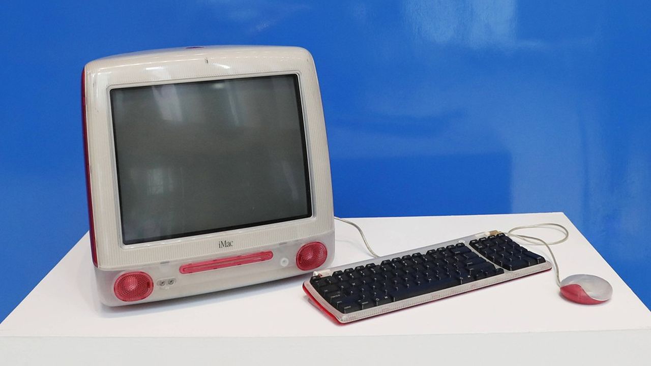 Le fondateur de Wikipedia, Jimmy Wales, a empoché près d'un million de dollars pour la vente de son ordinateur personnel, un iMAC couleur fraise, et un NFT lié à la première page du site d'il y a vingt ans.