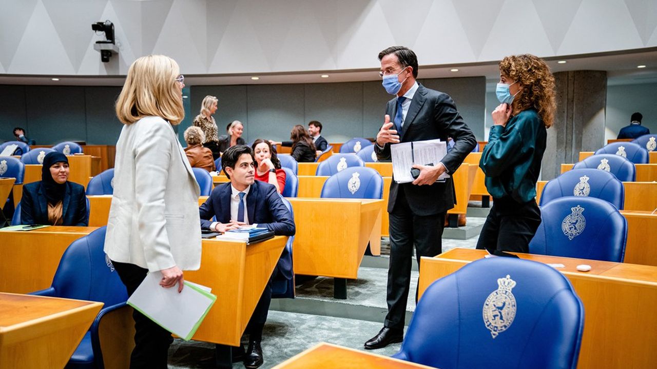 Les députés Sigrid Kaag (D66), Rob Jetten (D66), Mark Rutte (VVD), le premier ministre sortant, et Sophie Hermans (VVD) discutent à la Chambre des représentants à la Haye après le rapport final sur l'accord de coalition le 16 décembre.