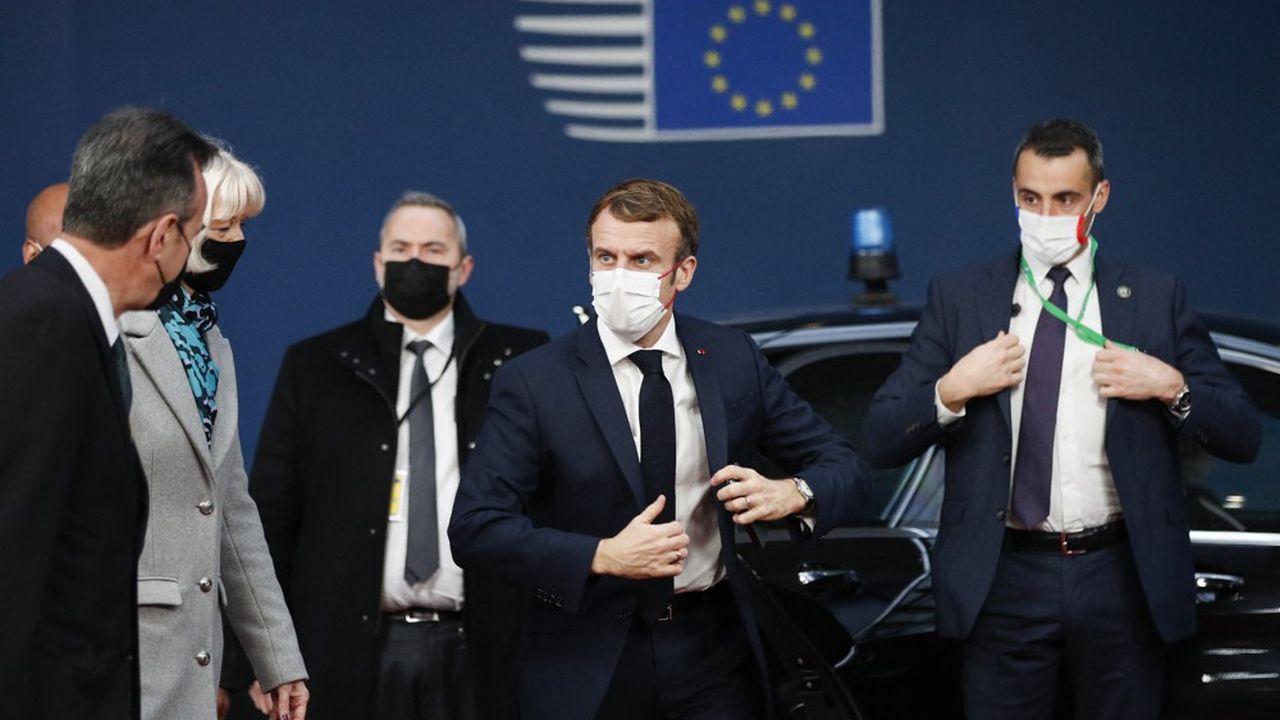 Emmanuel Macron arrive au sommet européen du 16 décembre à Bruxelles.