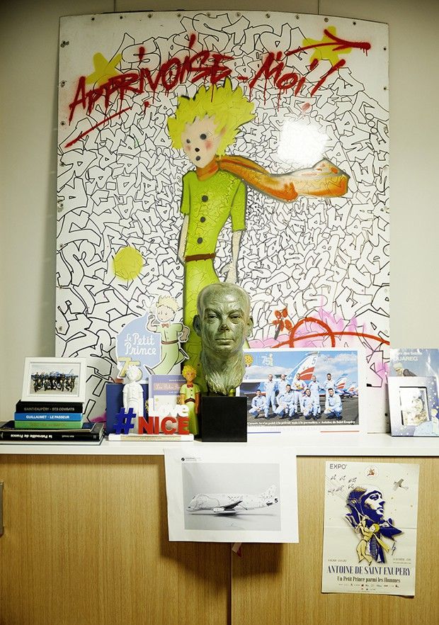 «Apprivoise-moi », peint par Cyril Phan alias Kongo sur un panneau d'Airbus; buste de Saint-Ex, par Jean Letourneur; photo de la Patrouille de France aux couleurs du Petit Prince, et l'affiche de l'exposition de Lyon.