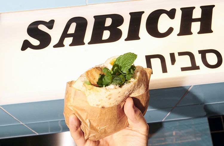 Dizen, nouveau comptoir de sandwichs Sabich, à Paris.