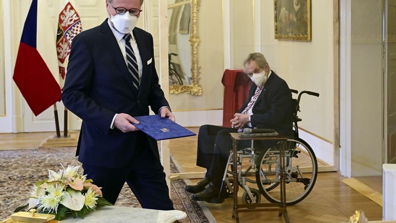 Le président de la République, Miloš Zeman, à l'arrière-plan, a nommé le dirigeant du parti conservateur, Petr Fiala, Premier ministre.
