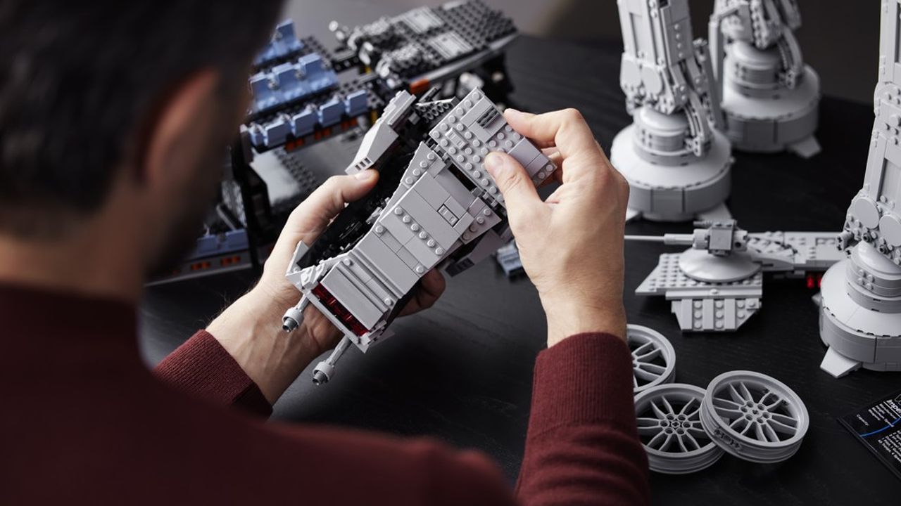 Le transport blindé tout-terrain (TB-TT) ou All Terrain Armored Transport (AT-AT) sorti par Lego en 2021. Une maquette qui fait partie d'une série de sets tirés de la saga Star Wars.