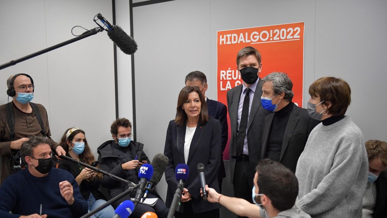 Anne Hidalgo a proposé, lors d'une conférence de presse, aux autres candidats de la gauche de débattre « avant le 15 janvier ».
