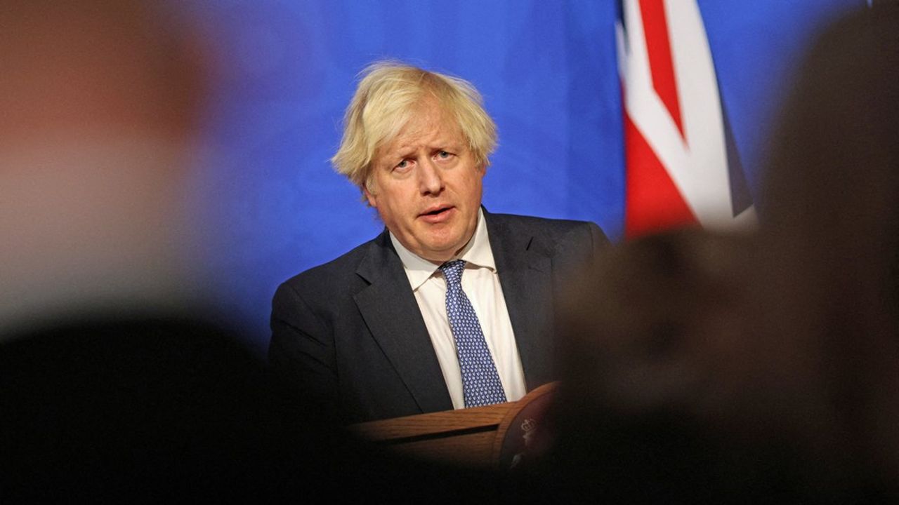 Le Premier ministre britannique enchaîne crise sur crise et voit sa position à Downing Street toujours plus menacée.